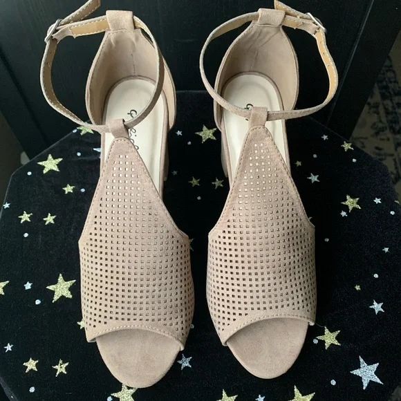 Qupid Block Heel Peep Toe Taupe Size 7 - Picture 2 of 3